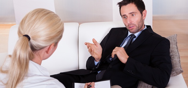 homem sentado conversando com coach