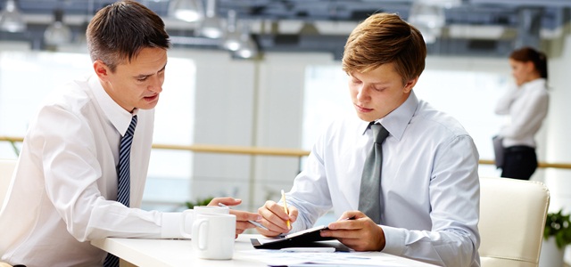 homens conversando em empresa