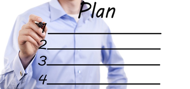homem escrevendo plano de ação