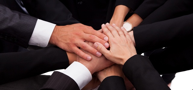 equipe unindo as mãos