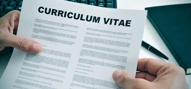 mãos segurando curriculum