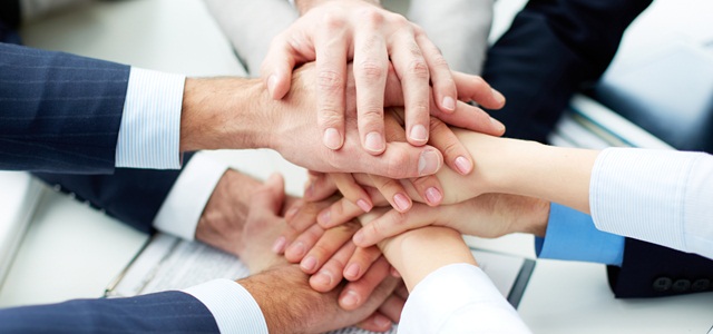 mãos unidas de colaboradores