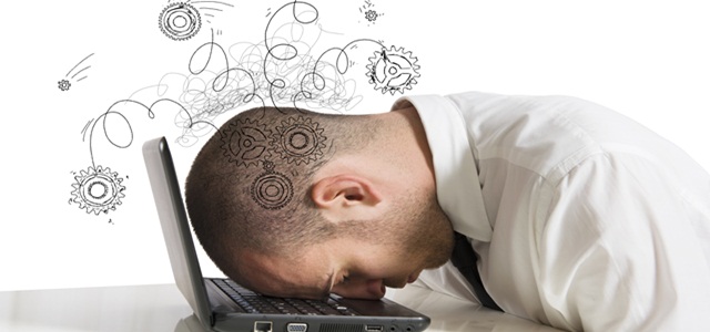 homem estressado com cabeça no notebook