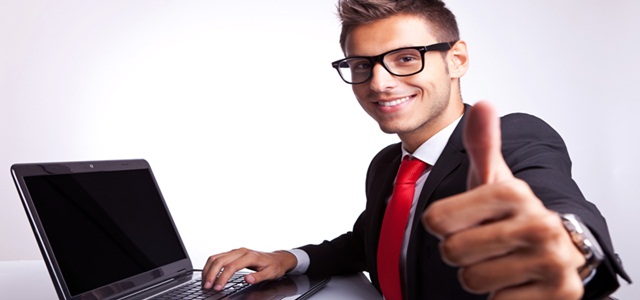 jovem trabalhador fazendo sinal de positivo