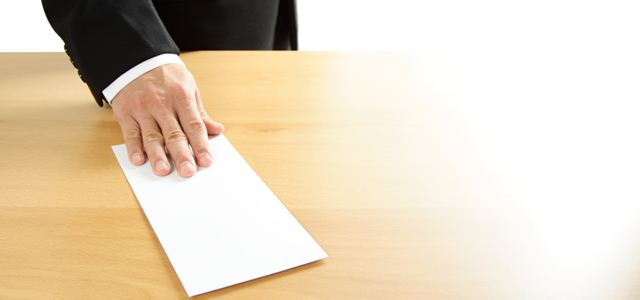 homem colocando papel na mesa