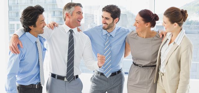 equipe conversando e rindo