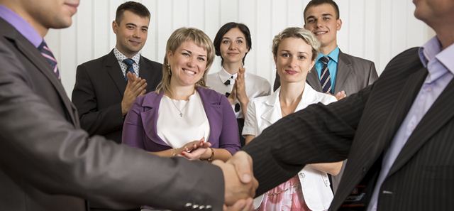 colegas de trabalho se cumprimentando