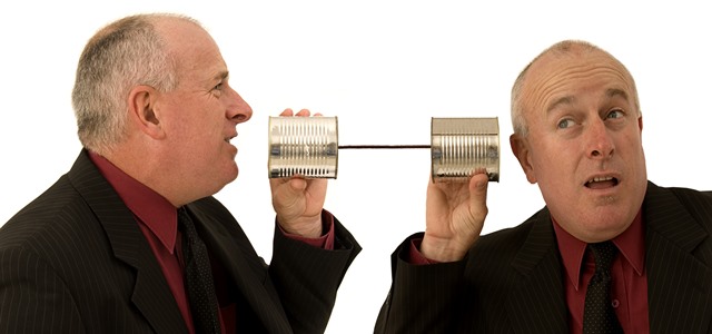 dois homens conversando por telefone de latinhas