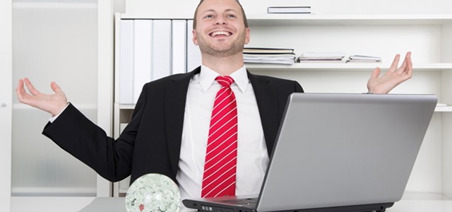 homem sorrindo no trabalho