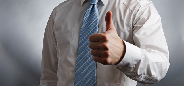 homem fazendo sinal de positivo