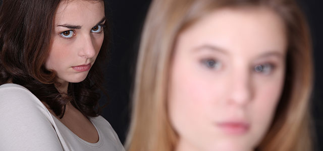Mulher olhando para amiga com rancor