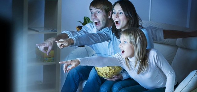 família assistindo televisão