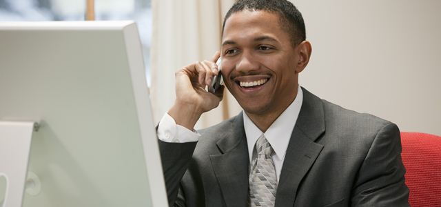 homem sorrindo no trabalho