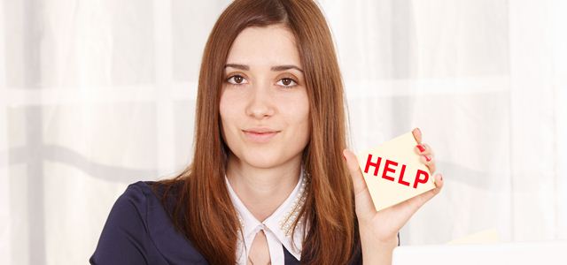 mulher pedindo ajuda em seu primeiro dia de trabalho