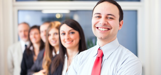 líder sorrindo com equipe ao fundo