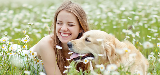 Menina ao ar livre com seu cachorro cultivando hábitos saudáveis
