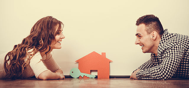 Casal olhando para a imagem da casa dos seus sonhos